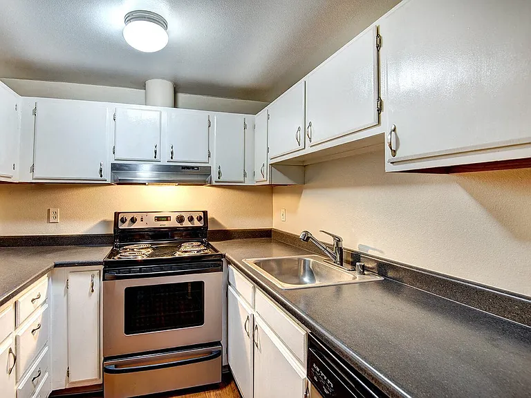 Ellis Court Apartments — Photo 15
