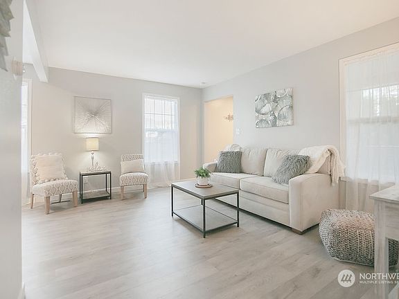 5th image of 422 Larue Street NE