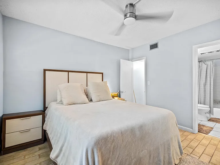 1900 NE 8th Ct #104 — Photo 12
