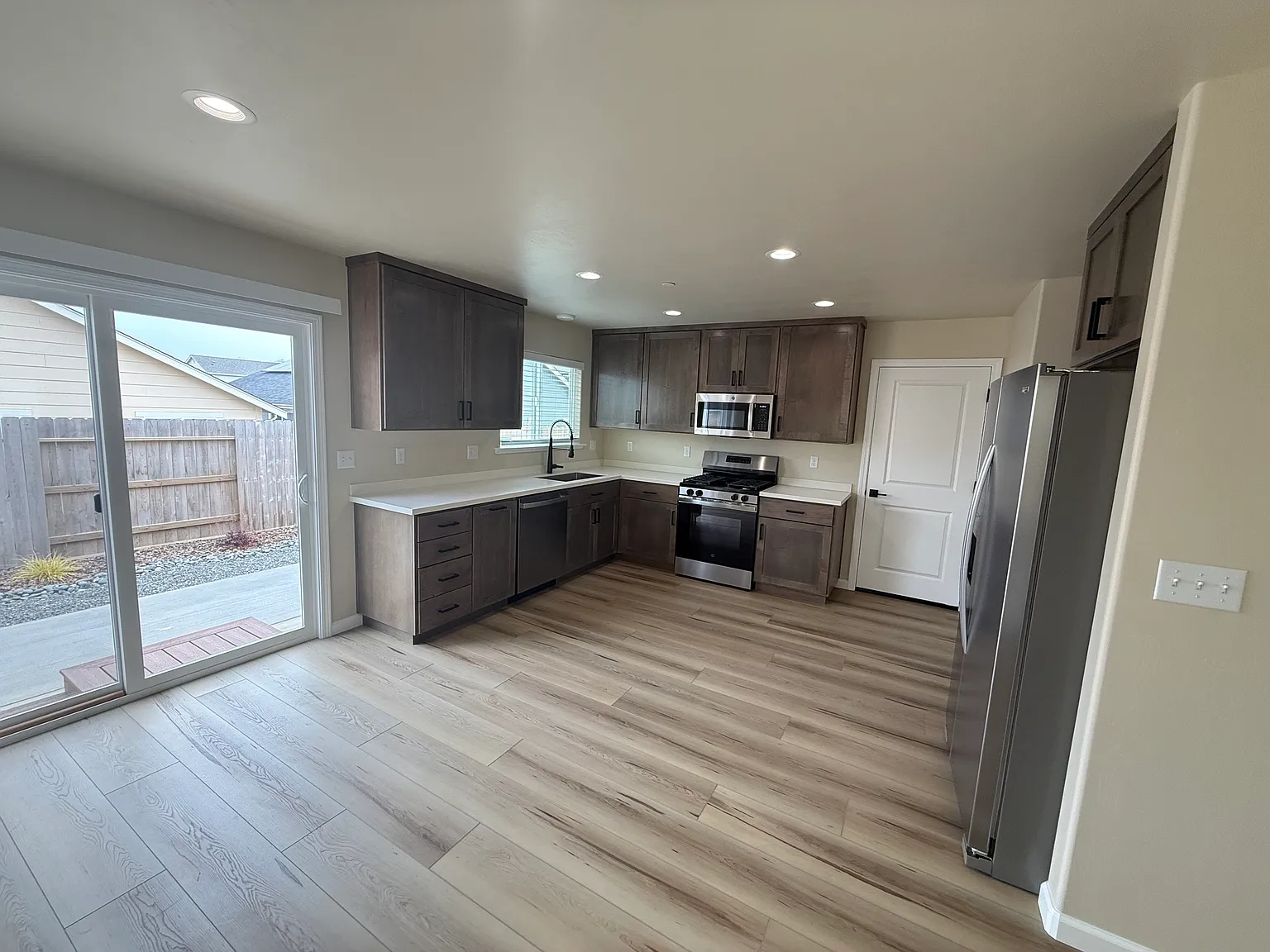 3 bed, 1100 sqft, $2,400 — Photo 3