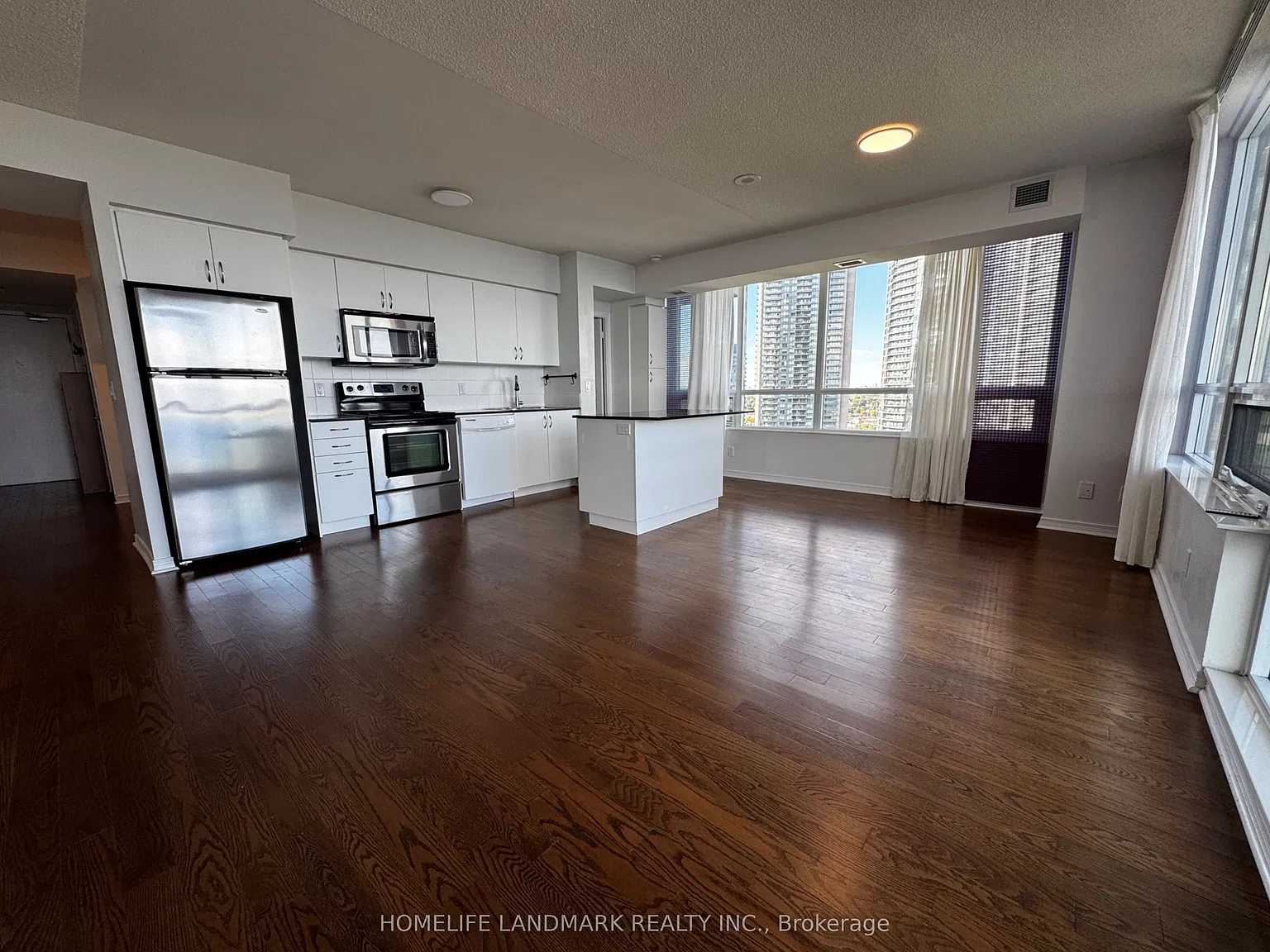 2240 Lake Shore Blvd W — Photo 4