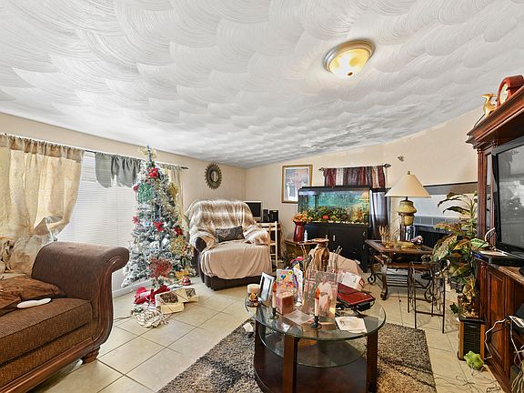 5th image of 318 Sonora Dr