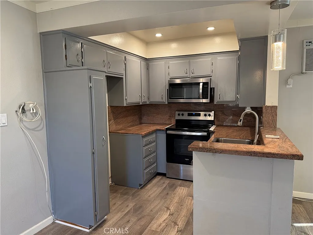 1 bed, 1.0 bath, 763 sqft, $1,960 — Photo 2