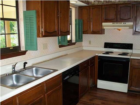 4th image of 212 Cloverdale Blvd Unit A