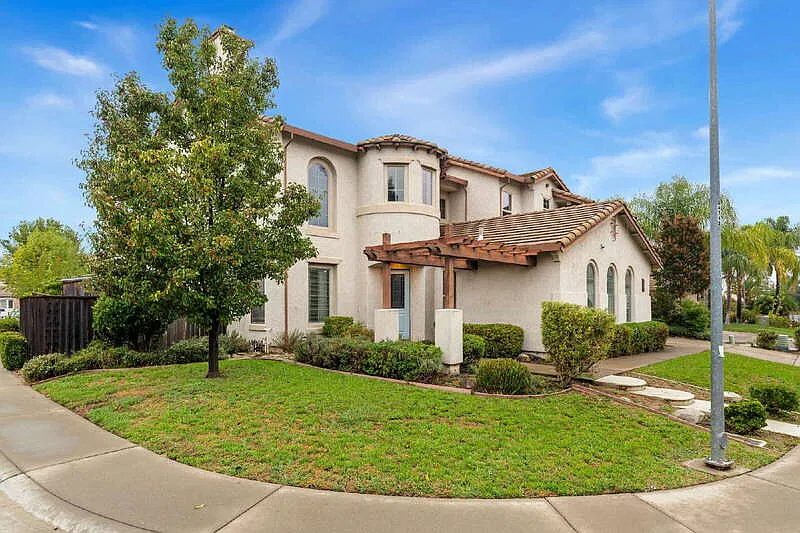 5 bed, 5.0 bath, 4572 sqft, $5,245 — Photo 3