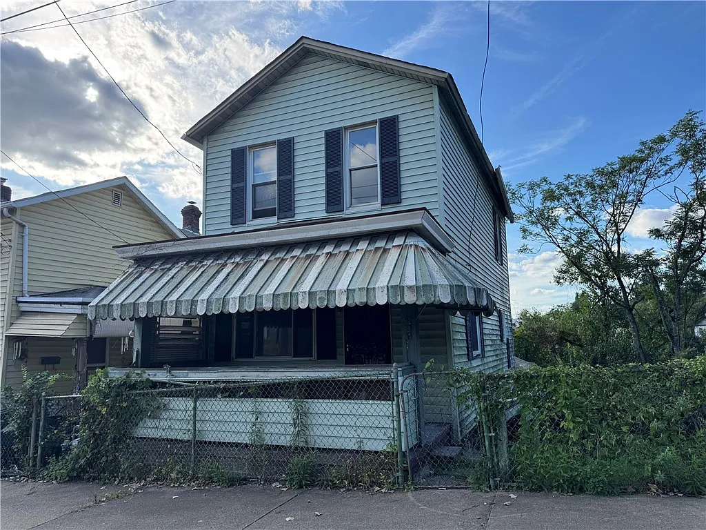 809 Middle St photo 1