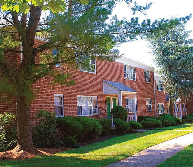 Woodbridge Apartments — Photo 2