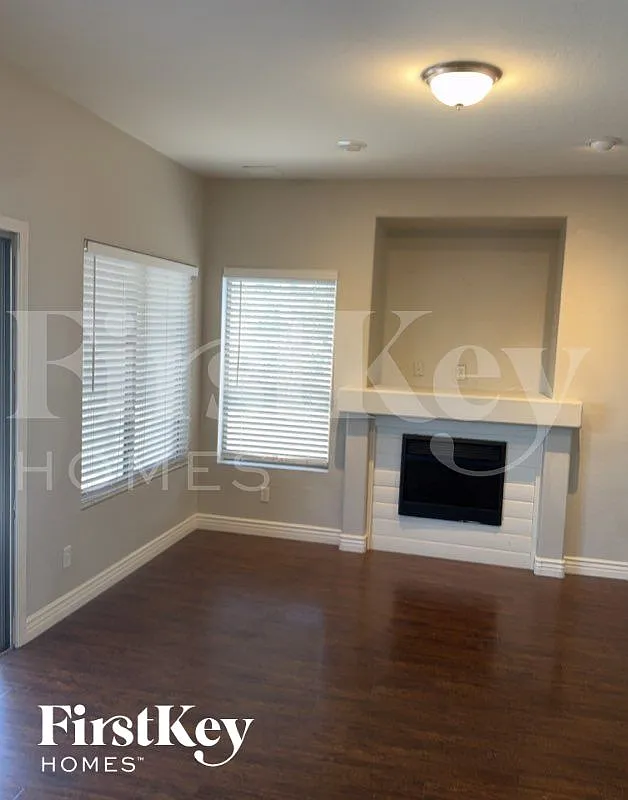 3 bed, 2.5 bath, 1428 sqft, $2,060 — Photo 2