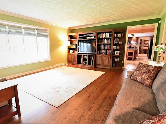 4th image of 1605 Red Oak Ln