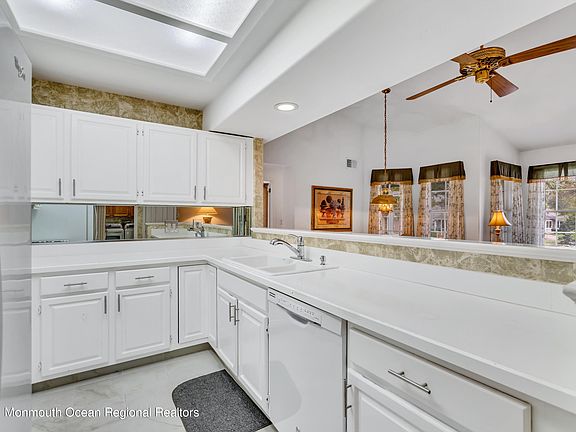 4th image of 1045B Canterbury Dr