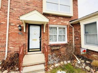 20041 N Great Oaks Cir, Clinton Township, MI 48036
