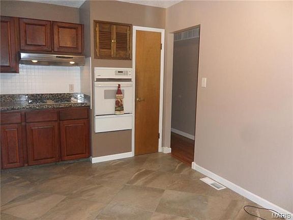 5th image of 135 Albert Dr