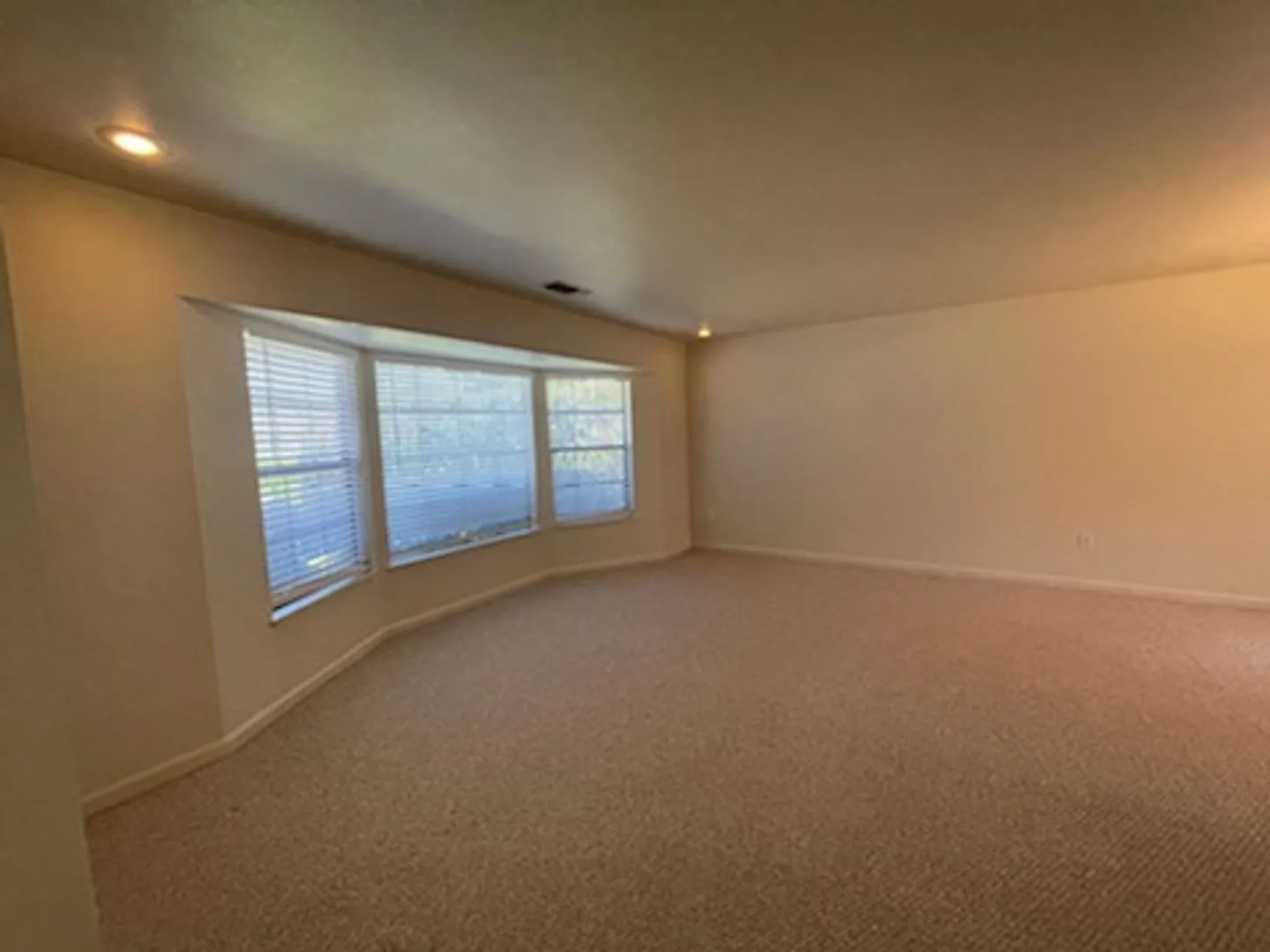 Large Beautiful Home Oak Haven Subdivsion — Photo 3