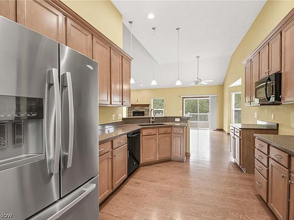 3rd image of 39104 Crescent Dr