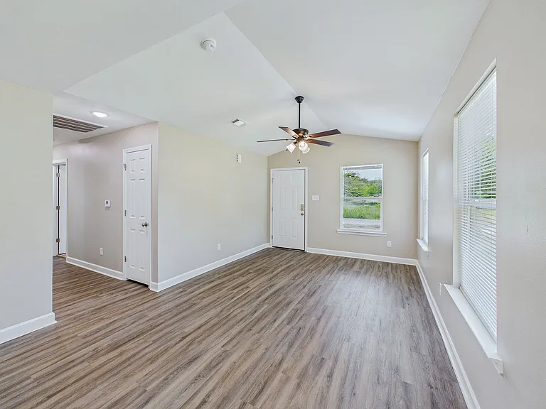 2405 S Elm St — Photo 12
