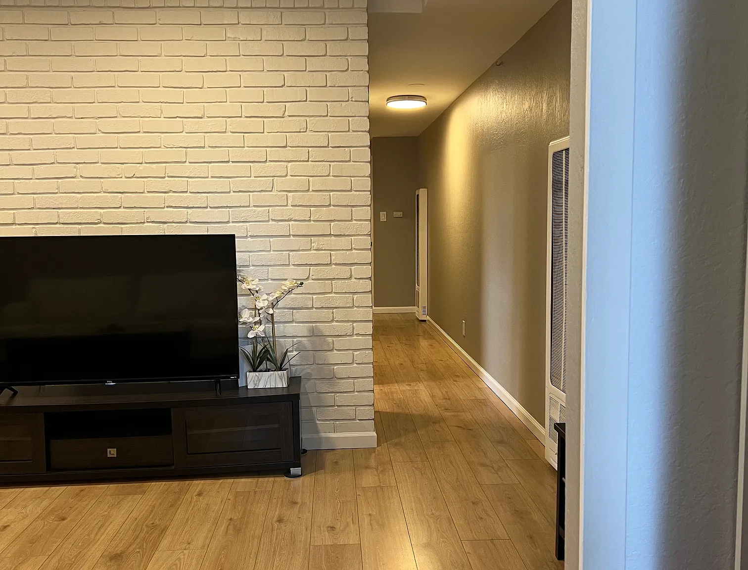 2 bed, 894 sqft, $4,050 — Photo 1