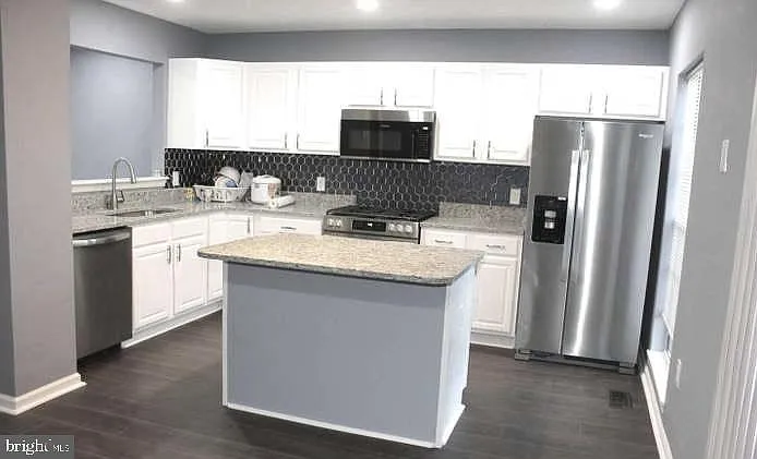 3 bed, 2.5 bath, 1776 sqft, $2,695 — Photo 3