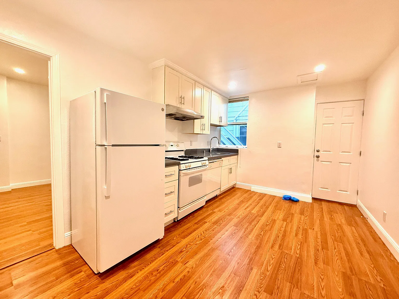 1 bed, 500 sqft, $2,400 — Photo 3