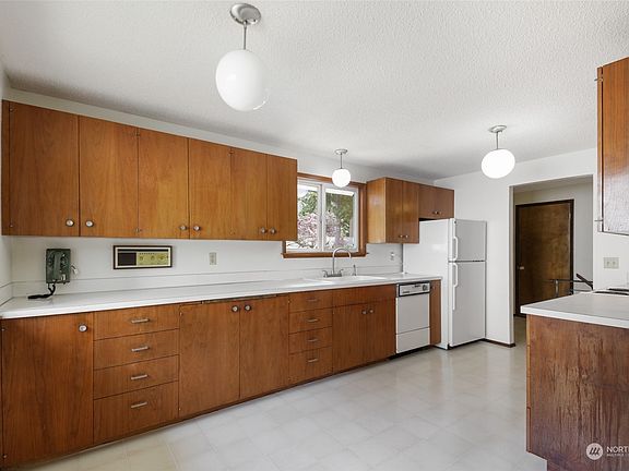 3rd image of 10908 Deepwood Drive SW