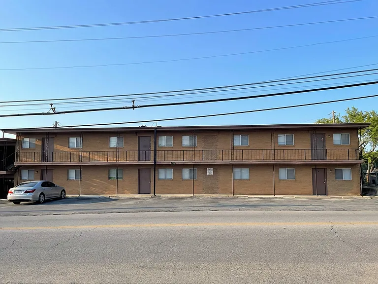 807 W Hallmark Ave — Photo 2