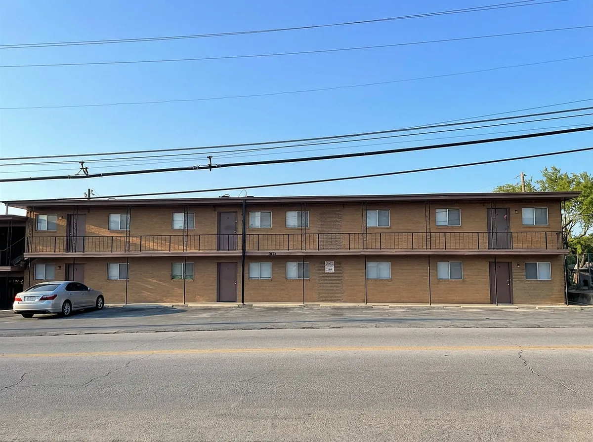 Building Photo - 807 W Hallmark Ave