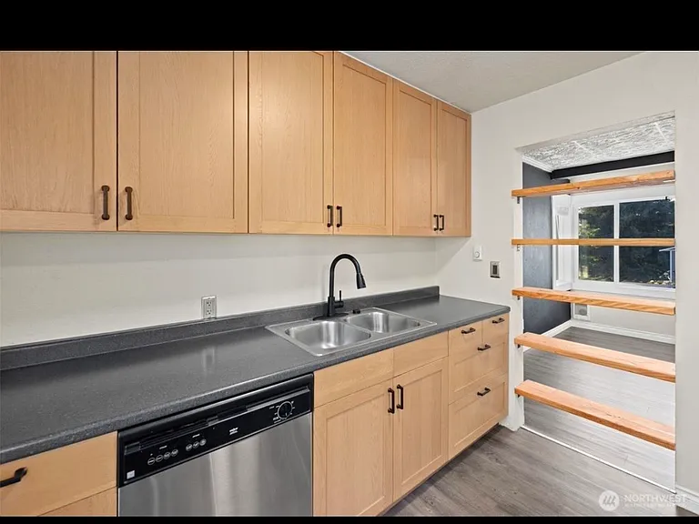 2036 E Morton St — Photo 15