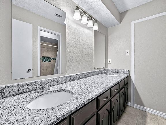 3rd image of 1113 Greenbriar Dr #18106256