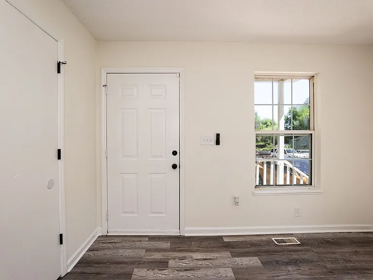 830 Oxford Ln — Photo 11