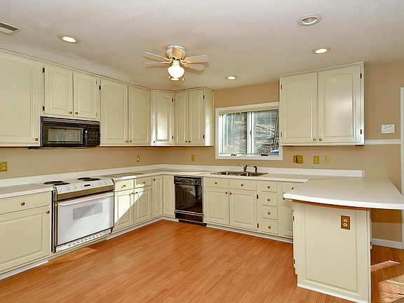 5th image of 360 Sleepy Hollow Dr