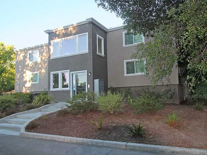 120 - 122 East Creek Drive — Photo 2