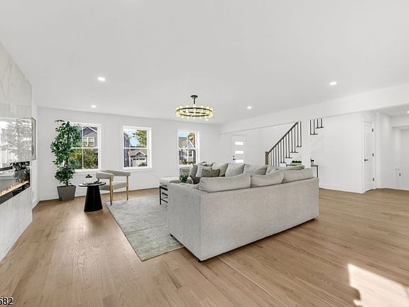 5th image of 319 Delaware Ave