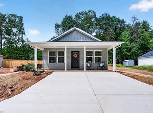 733 Meadowgreen Village Dr, Eden, NC 27288