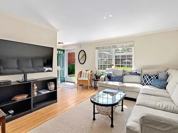 37 Linden St Unit 16, Wellesley, MA 02482