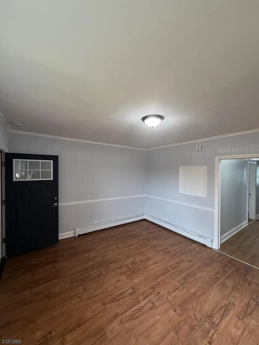 3 bed, 1.5 bath, 2851 sqft, $2,100 — Photo 1
