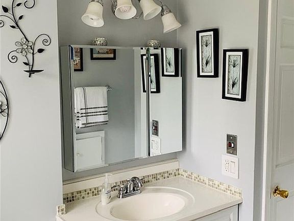 5th image of 121 Surrey Ln