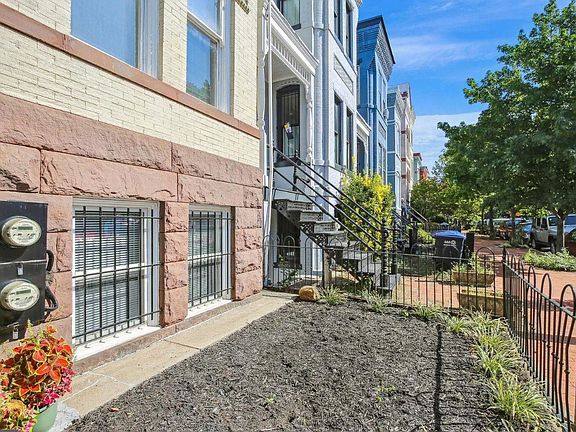 2nd image of 616 E St NE #B