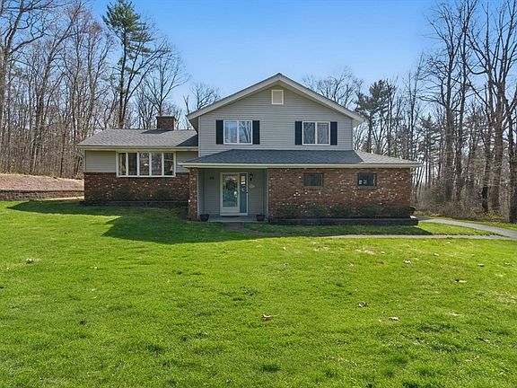 3rd image of 26 Juckett Hill Dr