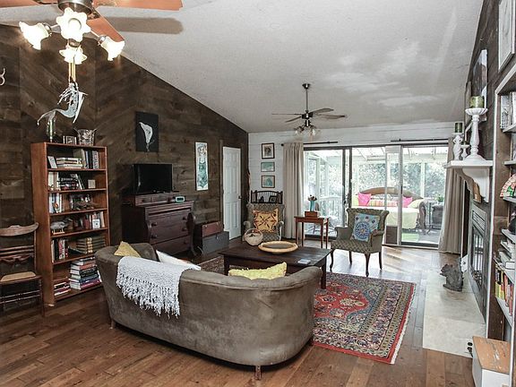 3rd image of 848 E Pine Ave
