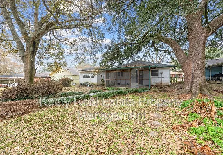 137 Amber St — Photo 2