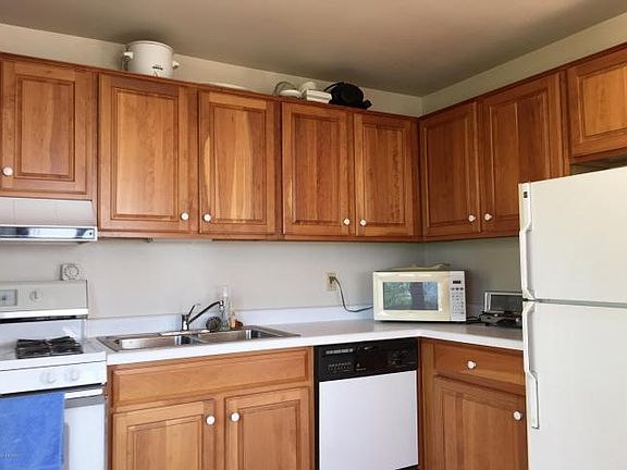 5th image of 658 Longwood Dr