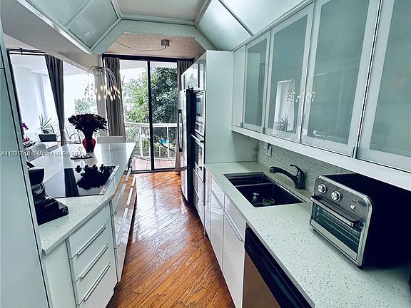 4th image of 3610 Yacht Club Dr APT 310