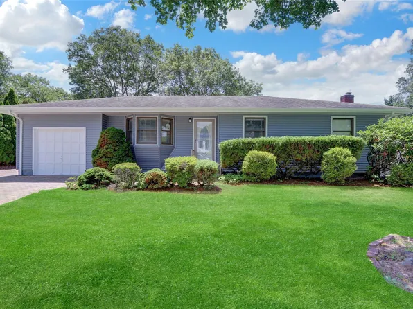 2 Dreamland Street, Mastic, NY 11950