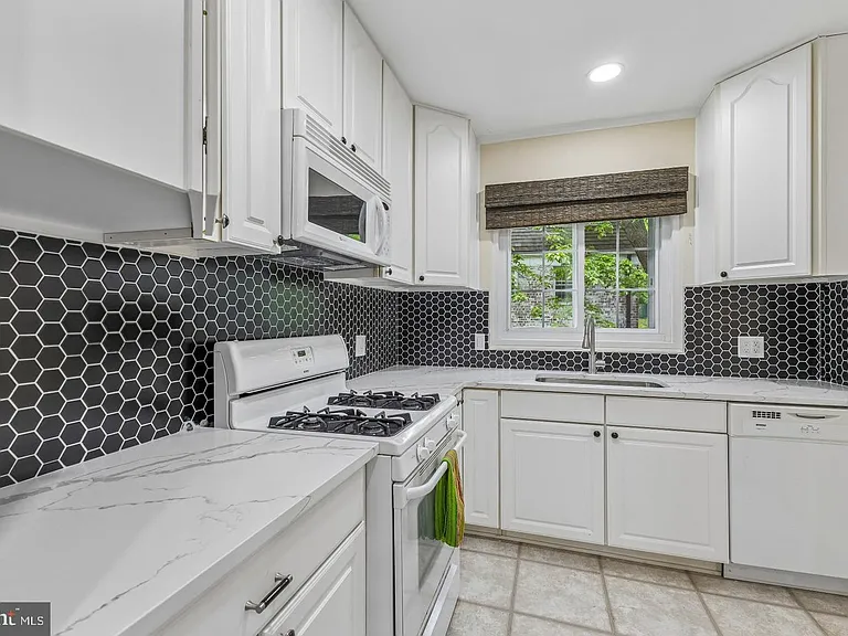 1024 Valley Dr — Photo 3