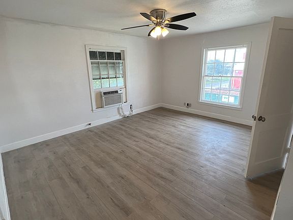 4th image of 3821 Woodleigh St #3