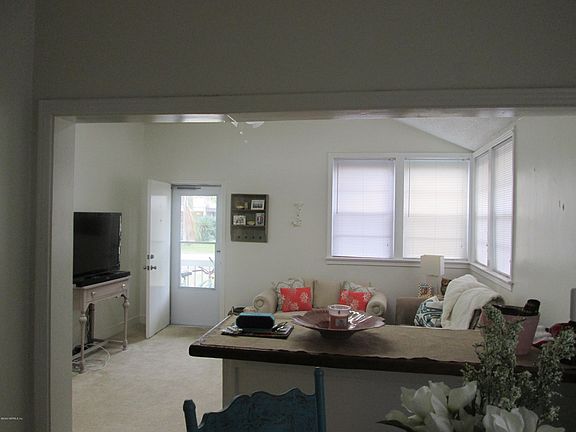4th image of 323 13th Ave N