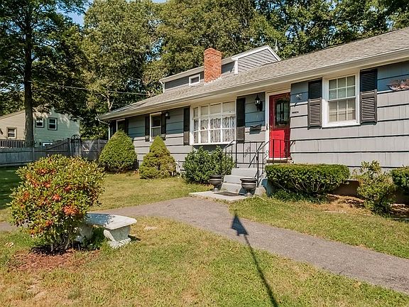 4th image of 91 Maplewood Cir