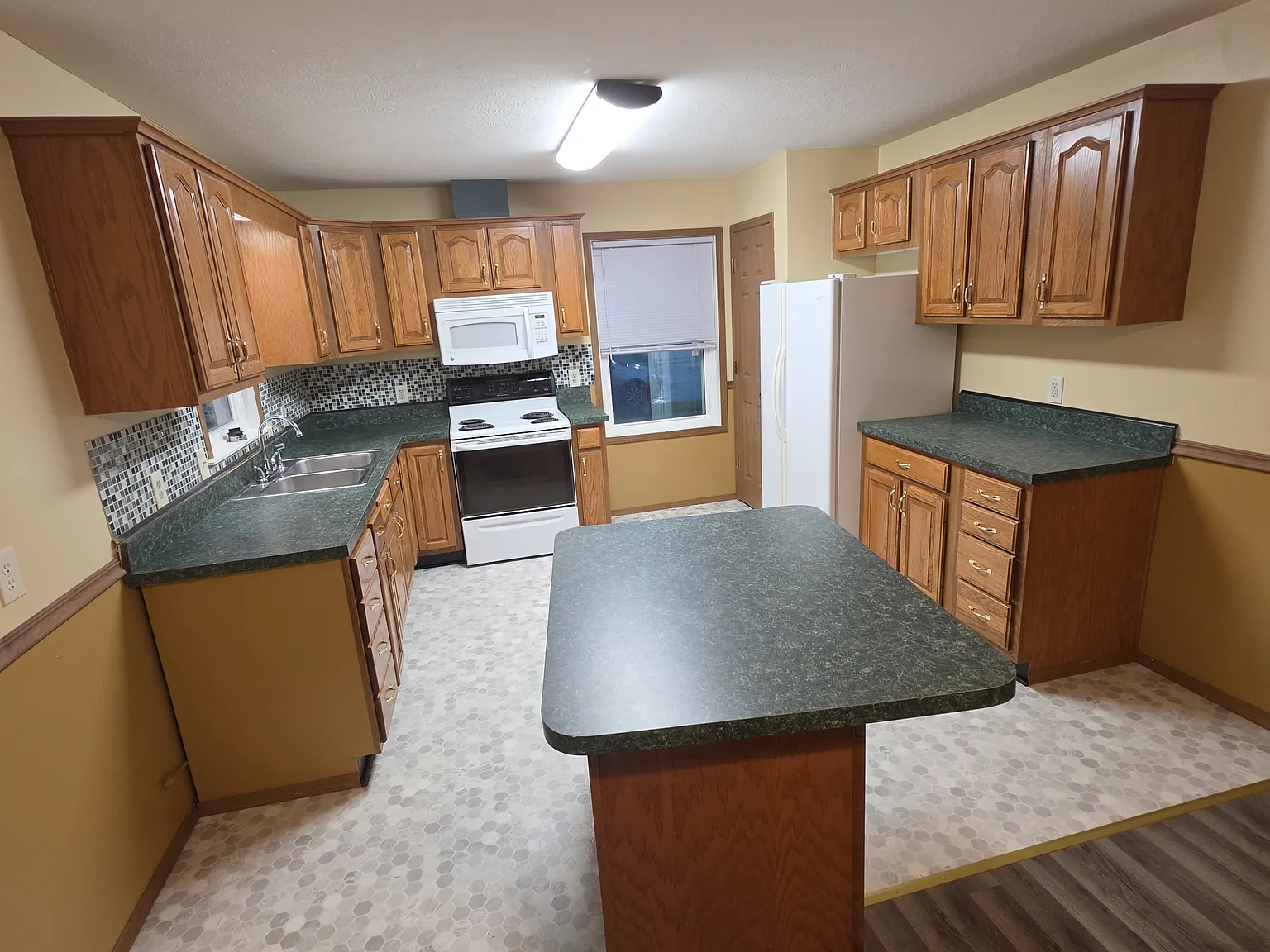 4 bed, 1908 sqft, $1,950 — Photo 2