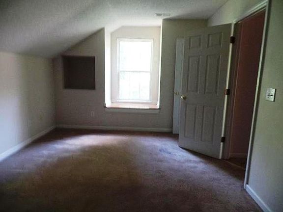 2nd image of 121 Sycamore Dr