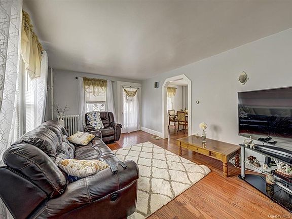5th image of 22 Wintergreen Ave