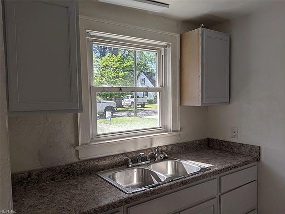 3rd image of 16 Greeneland Blvd
